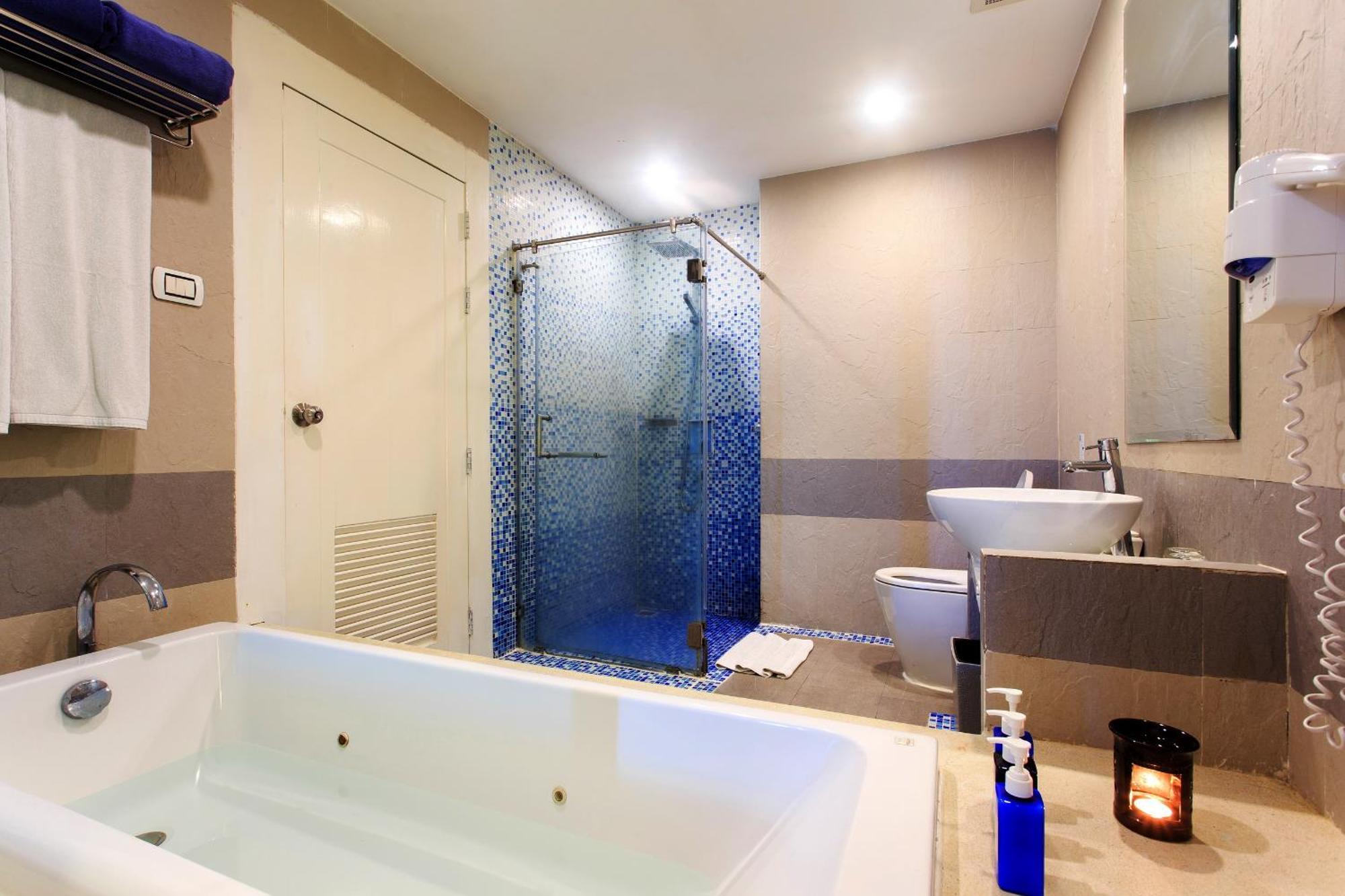 Deluxe Double or Twin Room Pool Access,938429758:JPEG